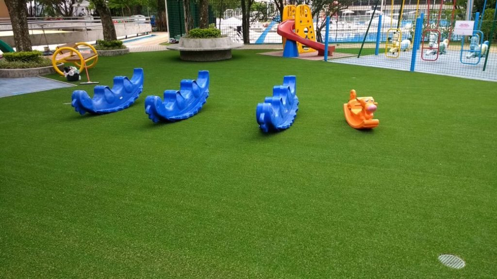 Playground com grama sintética