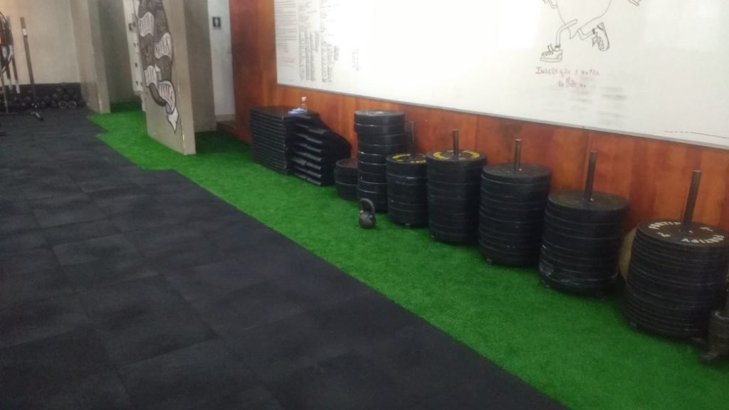Piso de borracha em academia com grama sintética decorativa - Mundo Grama