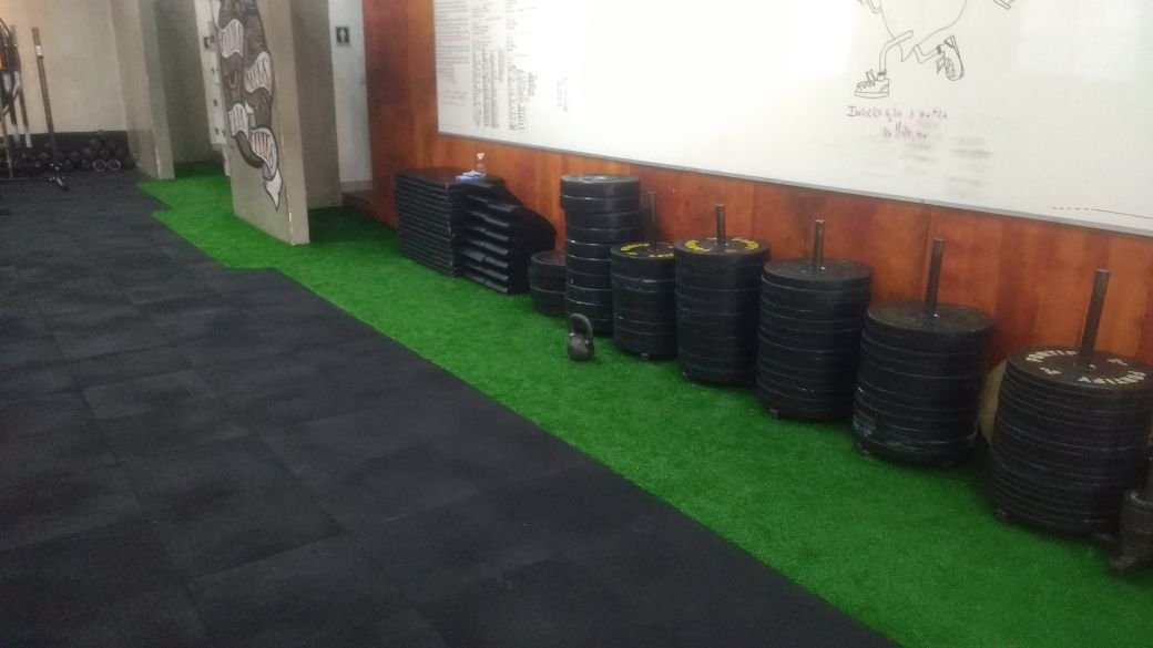 Piso de borracha em academia com grama sintética decorativa - Mundo Grama