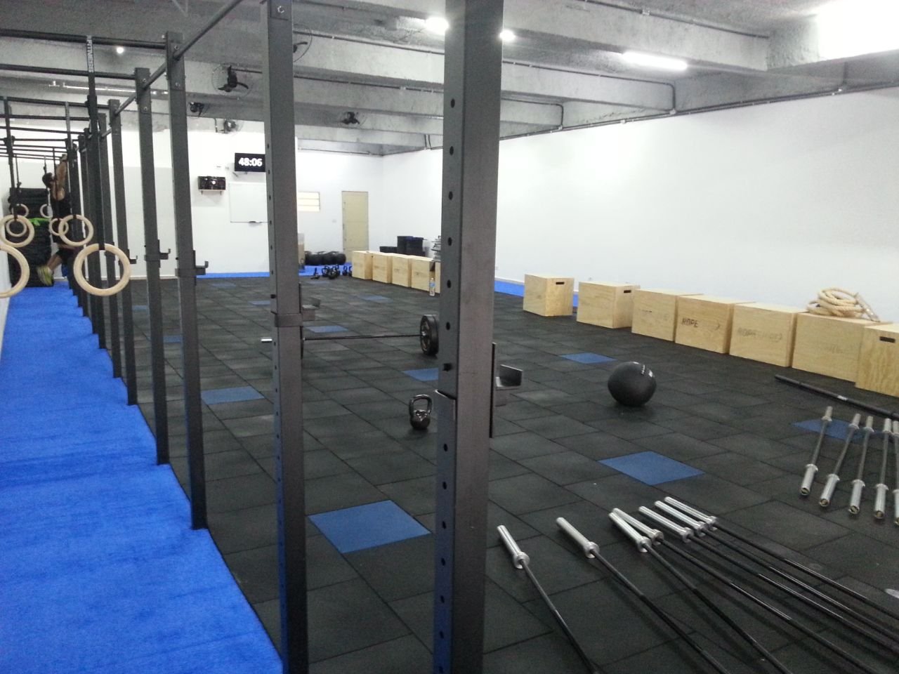 Box de CrossFit com pisos de borracha em academia - Mundo Grama