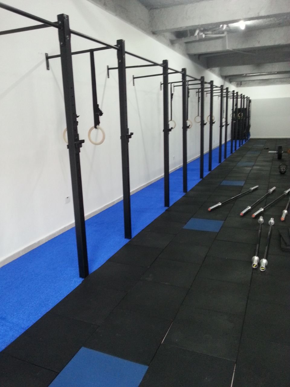 Box de CrossFit com pisos de borracha em academia - Mundo Grama