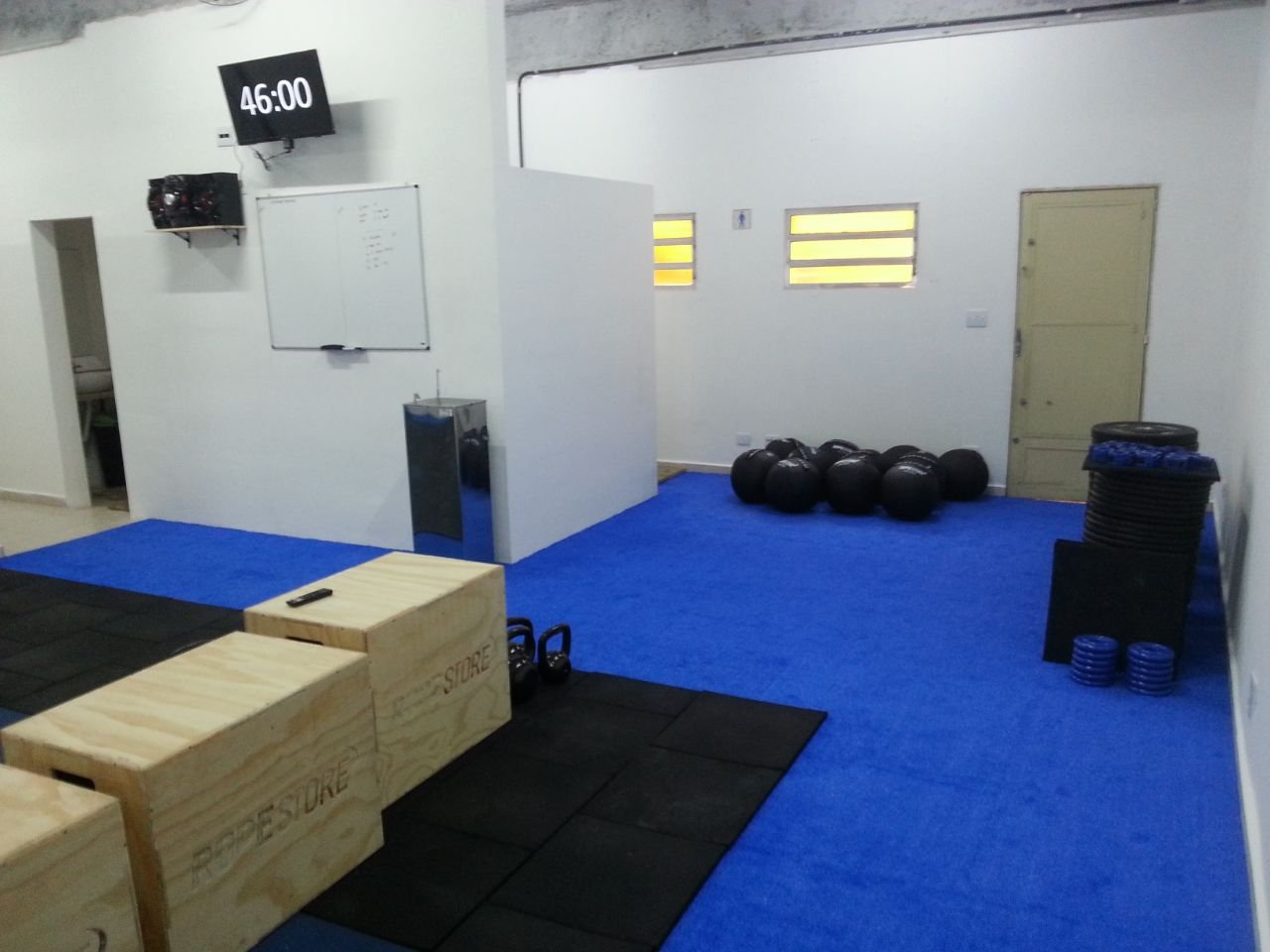 Box de CrossFit com pisos de borracha em academia - Mundo Grama