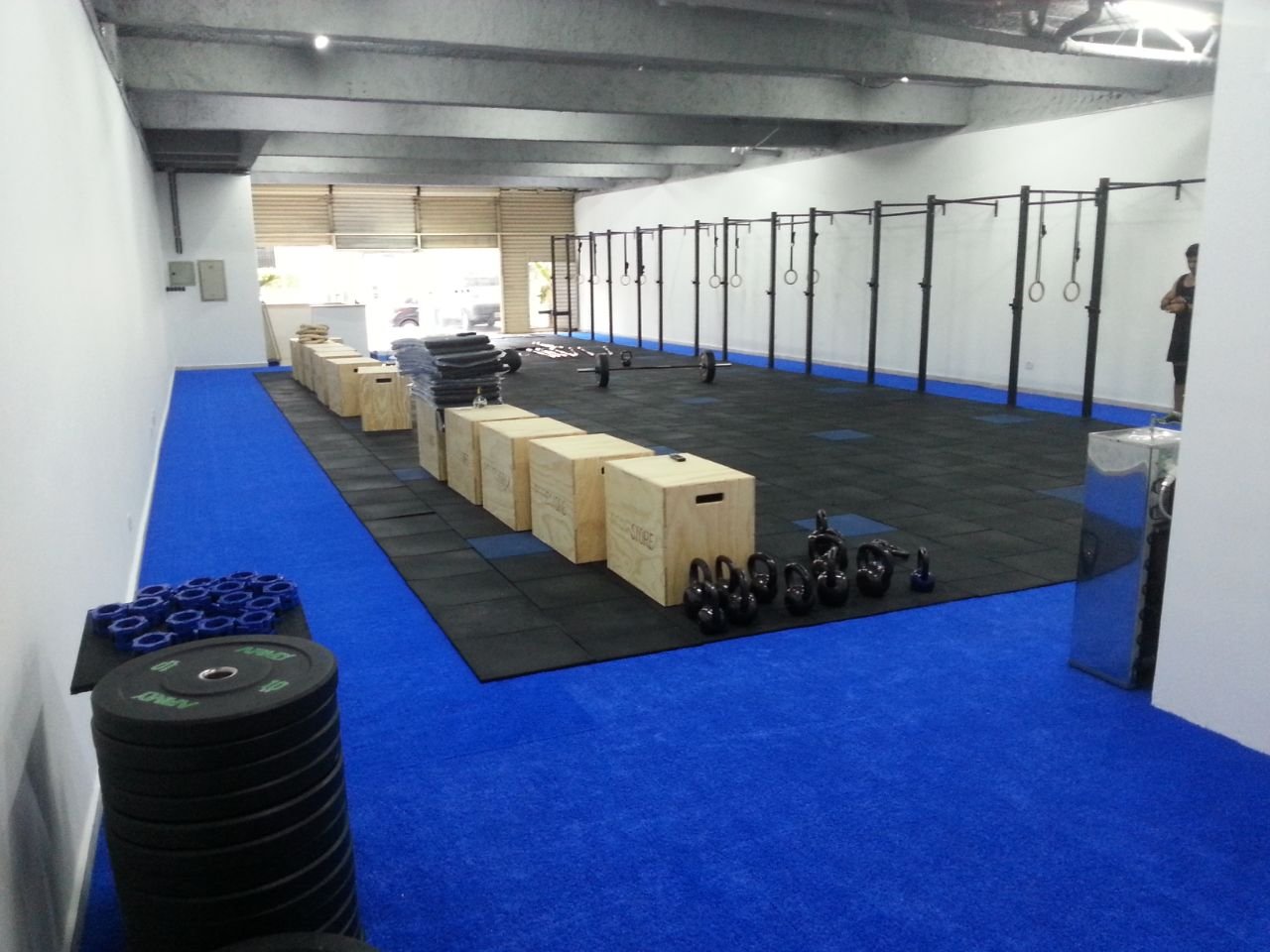 Box de CrossFit com pisos de borracha em academia - Mundo Grama