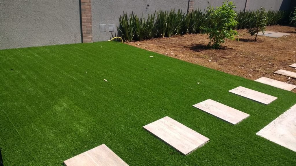 Piscina com grama sintética para jardim - Mundo Grama