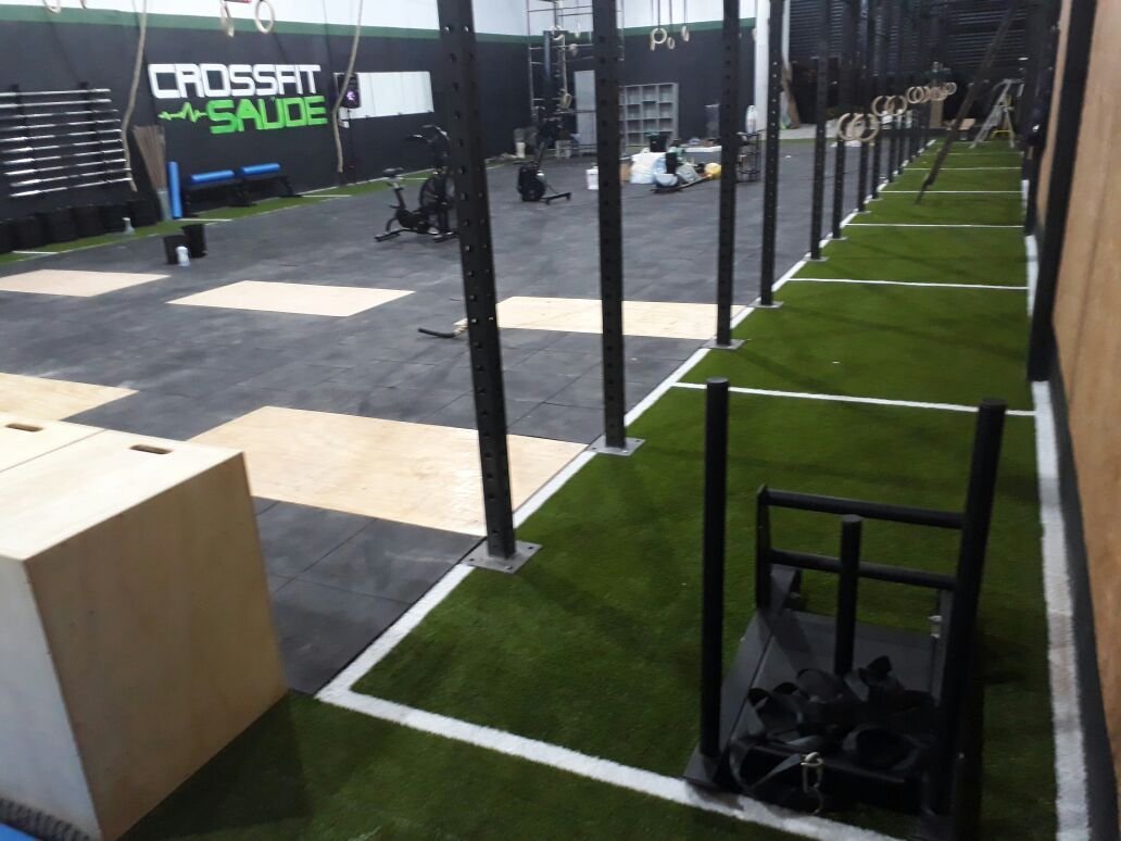 Piso de Borracha com grama sintética para Crossfit - Mundo Grama