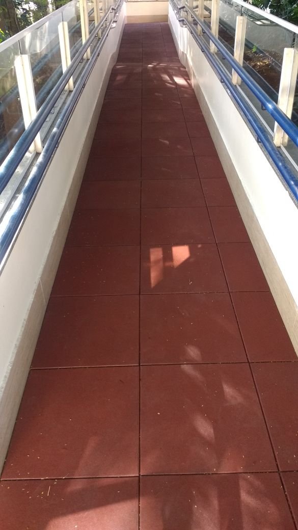 Rampa Acessível com piso de borracha vermelho - Mundo Grama
