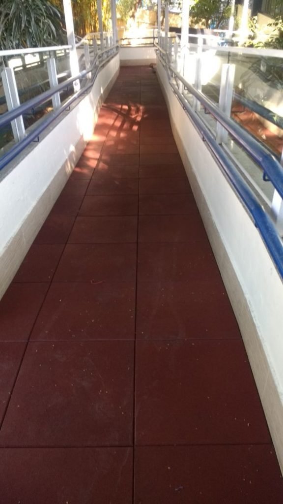 Rampa Acessível com piso de borracha vermelho - Mundo Grama
