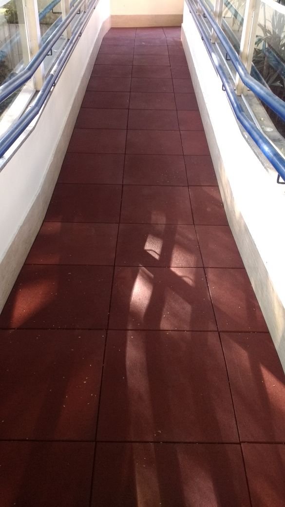 Rampa Acessível com piso de borracha vermelho - Mundo Grama