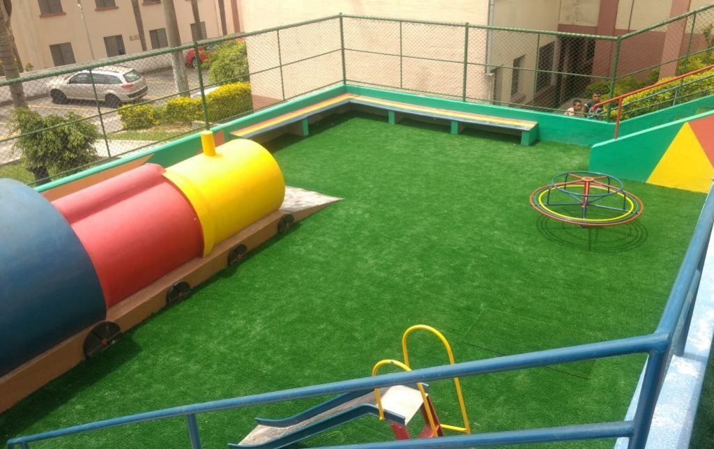 Condomínio com Playground de Grama Sintética