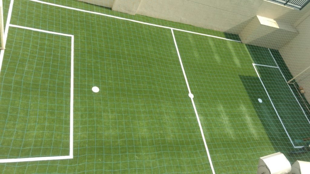 Campo de futebol com grama sintética esportiva