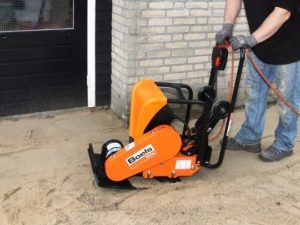 O que fazer antes de instalar grama sintética - Compacte a superfície