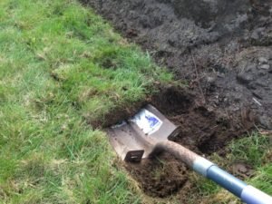 O que fazer antes de instalar grama sintética - Elimine qualquer tipo de plantação existente