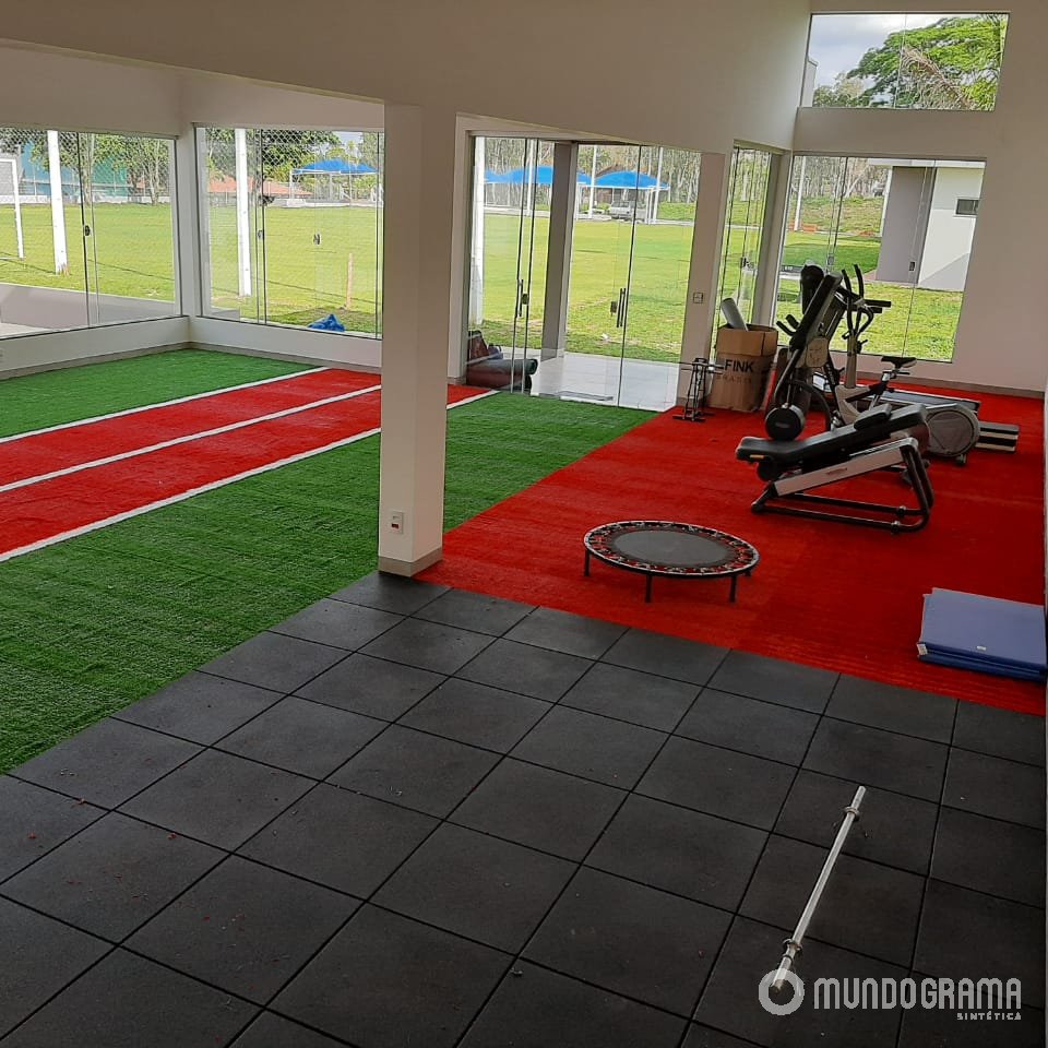 Espaço de treinamento funcional com grama sintética